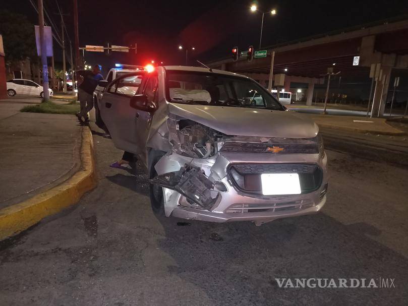 $!Familiares de la conductora afectada la trasladaron por su cuenta a recibir atención médica.