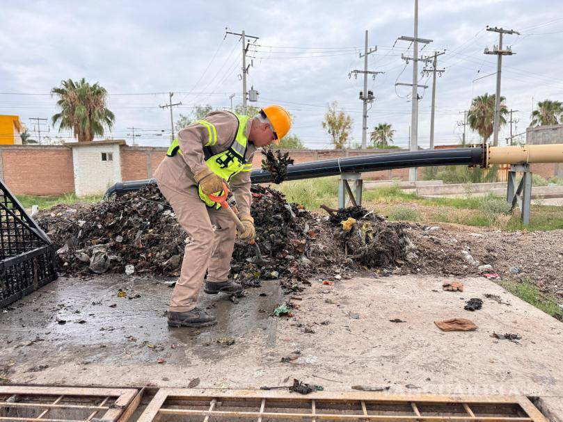 $!El trabajador de Simas Torreón pidió no tirar basura en las calles ni al sistema de drenaje.