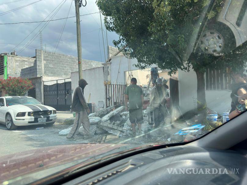 $!La losa se desplomó sobre un Mustang modelo 1980 que se encontraba estacionado frente a la vivienda.