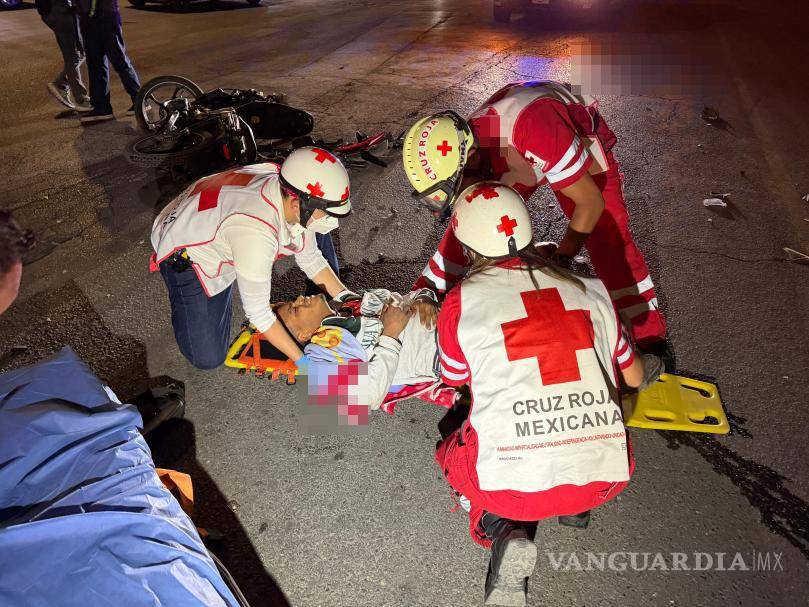 $!Paramédicos de Cruz Roja brindaron atención al lesionado antes de trasladarlo al Hospital General.