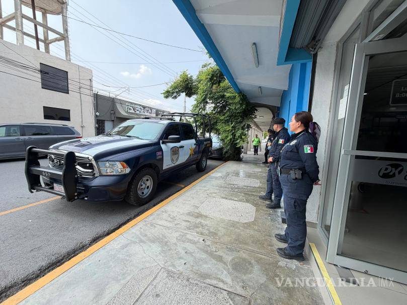 $!Elementos de seguridad mantienen vigilancia en el exterior del recinto para garantizar el orden y la tranquilidad de familiares y asistentes.
