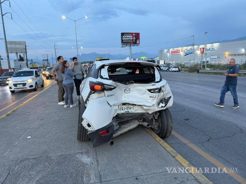 $!El Mazda CX-3 fue proyectado contra otro vehículo luego del impacto registrado sobre el periférico.