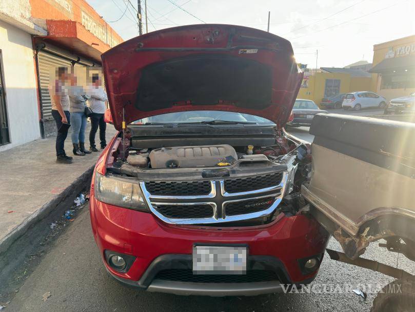 $!Los vehículos involucrados esperaban la luz verde del semáforo cuando fueron impactados.