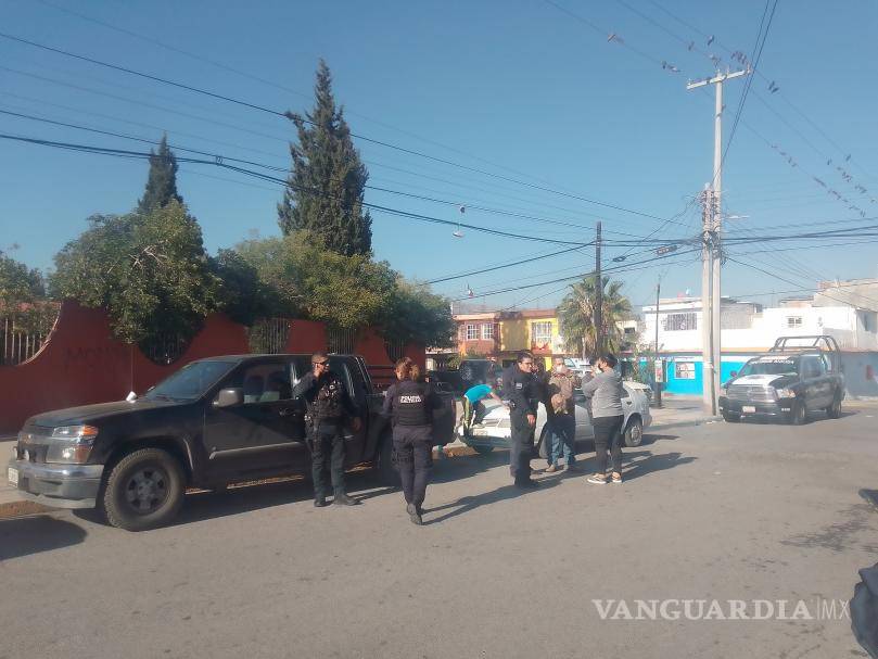 $!Al sitio llegó la Policía Civil Coahuila, la Policía Municipal y la Unidad de Integración Familiar convocados por los padres de familia.