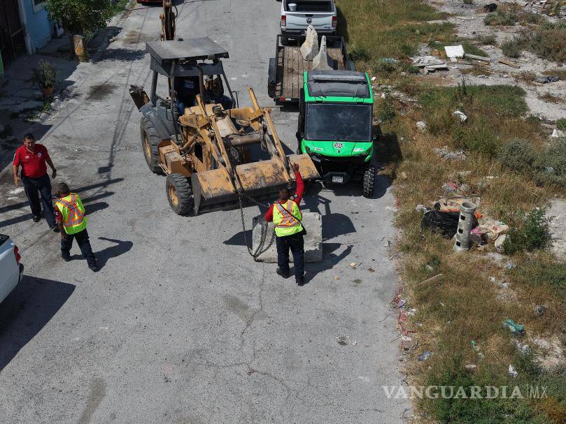 $!La mitad de la carpeta asfáltica de la calle Uxmal ya fue afectada por la erosión del cauce.