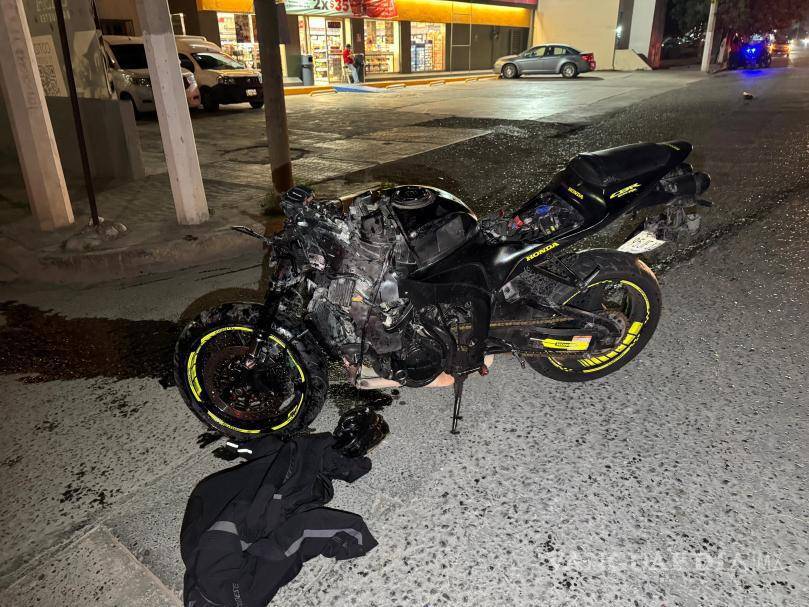 $!Motocicleta Honda 600 deportiva involucrada en el choque por alcance con un camión Nissan NP300.