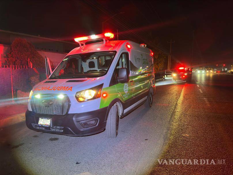 $!Paramédicos evaluaron a los tres jóvenes involucrados en el accidente sin necesidad de traslado hospitalario.