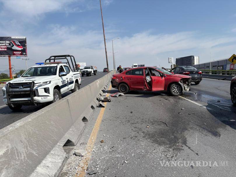 $!A pesar del fuerte golpe, las ocupantes del automóvil no requirieron traslado hospitalario, permaneciendo en el lugar a la espera de la aseguradora para la evaluación de daños.