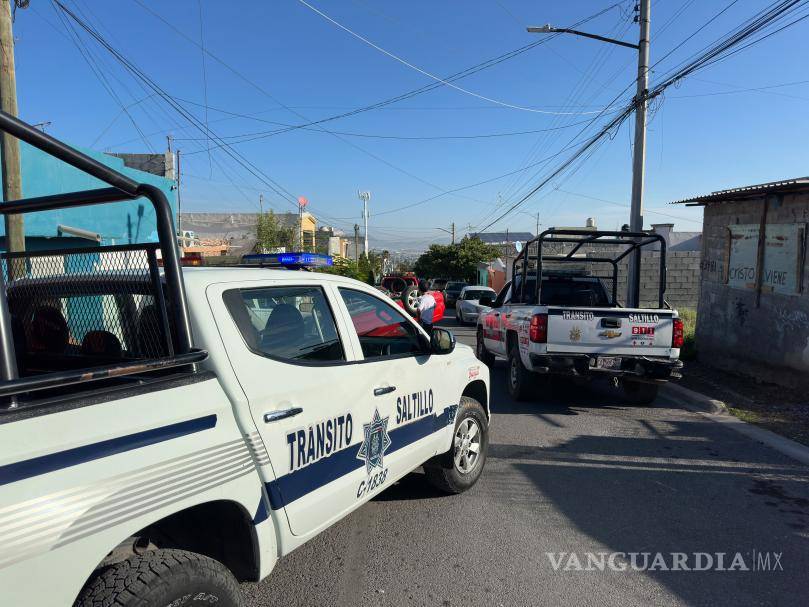 $!Elementos de Tránsito Municipal tomaron conocimiento del accidente y realizaron el peritaje correspondiente.