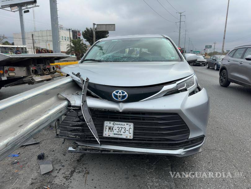 $!A pesar de lo aparatoso del choque, la conductora resultó ilesa, según informaron autoridades en el lugar de los hechos.