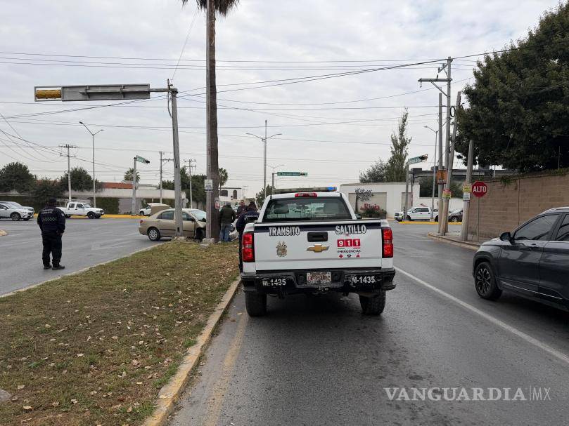 $!El conductor, de 78 años, permaneció en el lugar mientras arribaban sus familiares y la aseguradora.