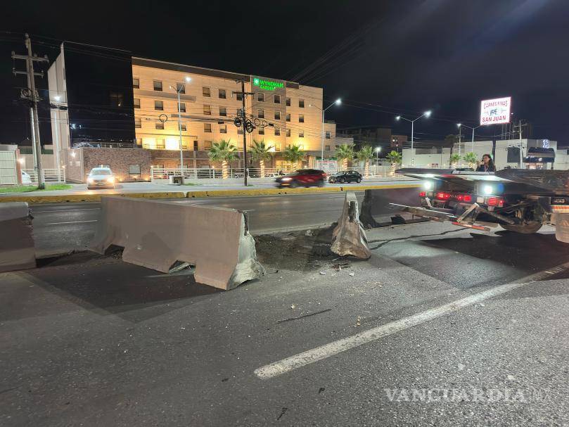$!Las barreras de concreto fueron desplazadas por el impacto y algunas quedaron sobre los carriles de circulación contraria.