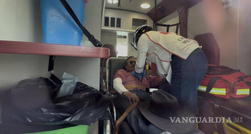 $!El hombre lesionado fue atendido por personal de Bomberos y paramédicos de la Cruz Roja tras el accidente.