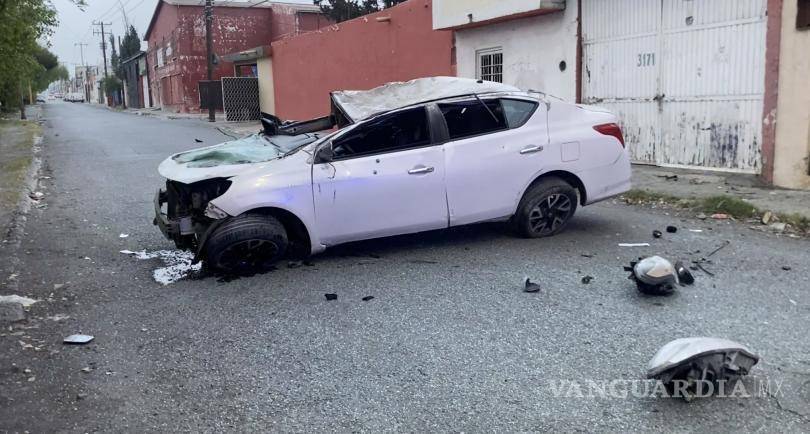 $!ScreenshotUn automóvil Nissan Versa terminó como pérdida total luego de caer de los carriles centrales hacia los laterales del bulevar Jesús Valdés Sánchez y volcar en repetidas ocasiones durante la mañana de este jueves.