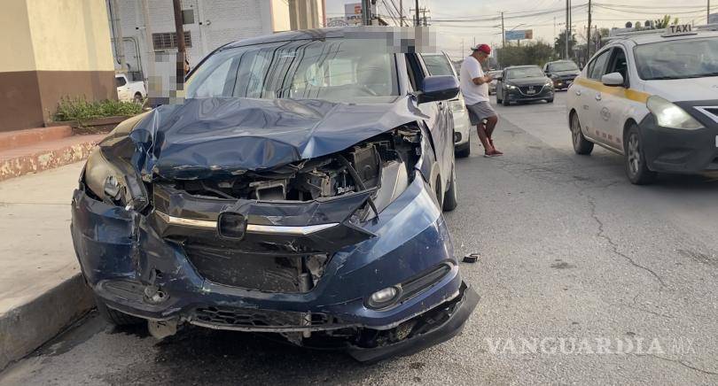 $!Los vehículos quedaron con daños visibles tras el choque en la colonia Universidad.
