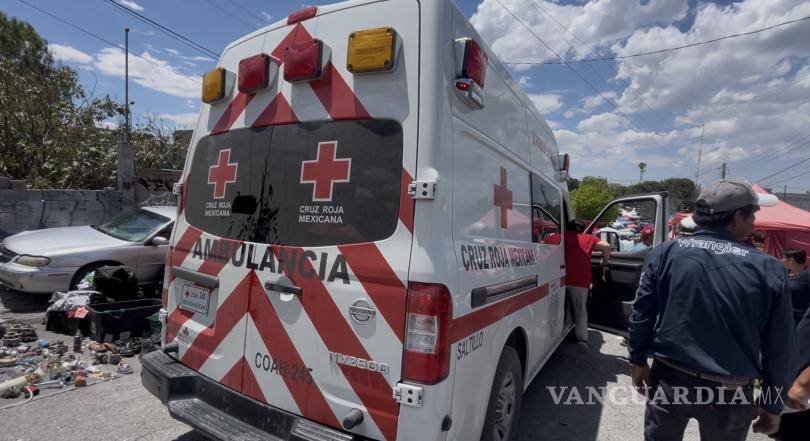 $!El accidente ocurrió en la calle San Lorenzo, donde vecinos del sector solicitaron apoyo al observar a la mujer tirada sobre la banqueta.