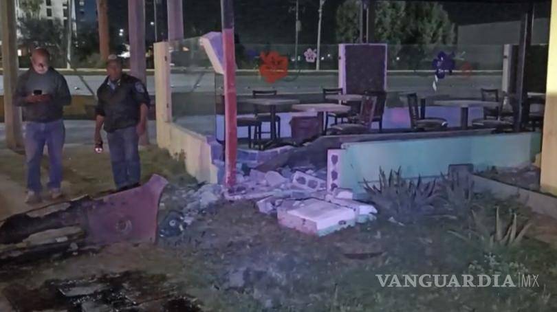 $!Restos de la barda derribada y escombros quedaron sobre parte del mobiliario del establecimiento.