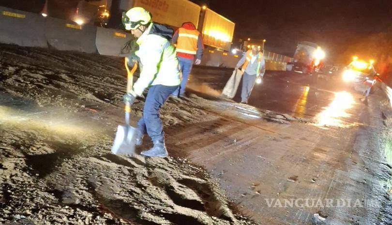 $!Las labores de limpieza se prolongaron hasta el amanecer, cuando finalmente se reabrió la circulación en ambos sentidos.