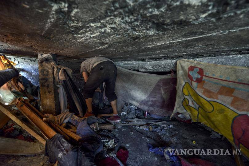 $!La alcantarilla no solo guarda sus cosas de valor, sino también los rastros de sus intentos de suicidio.