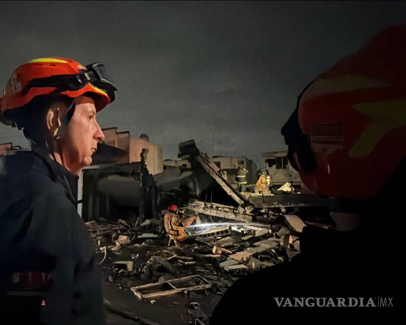 $!Elementos de Protección Civil inspeccionan viviendas colapsadas por la presunta acumulación ilegal de pirotecnia