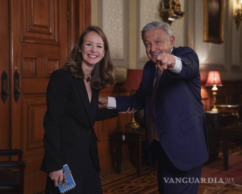 $!El Presidente López Obrador junto a la periodista Inna Afinogenova.