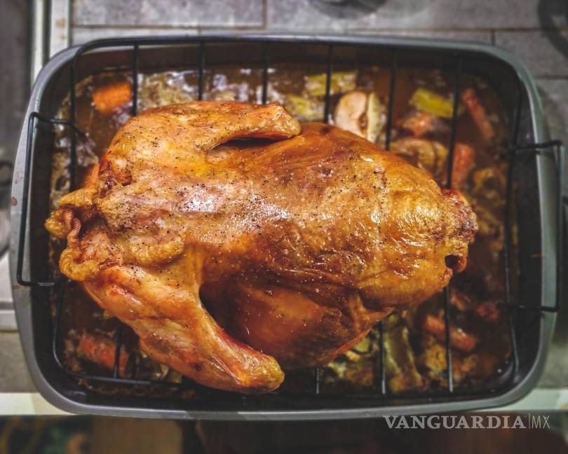 $!Asar las patatas debajo del pollo significa que atrapan la grasa infundida.