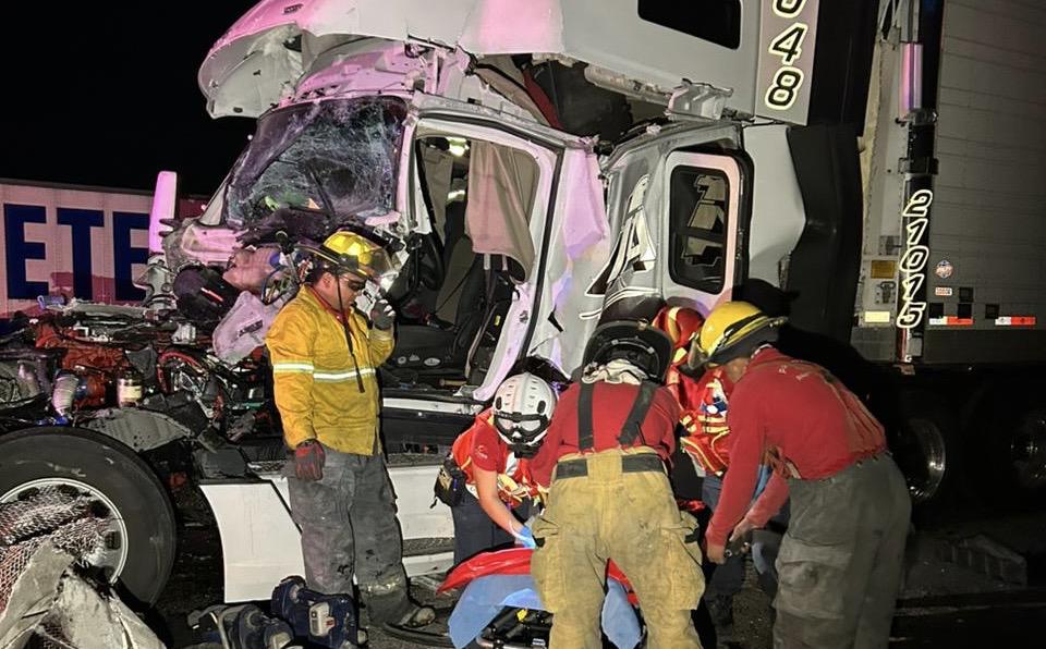 Se impacta tráiler por alcance en la Monterrey-Saltillo; conductor queda prensado. Noticias en tiempo real
