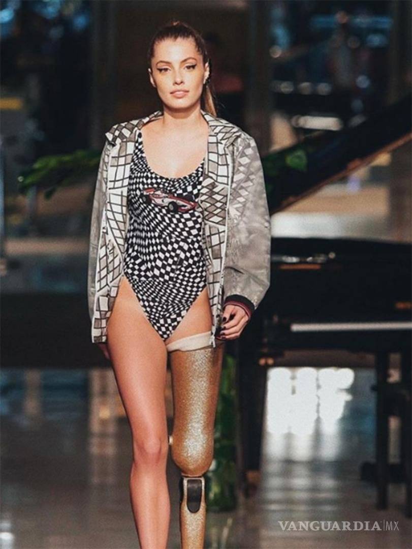$!Modelo brasileña con pierna biónica rompe las redes sociales