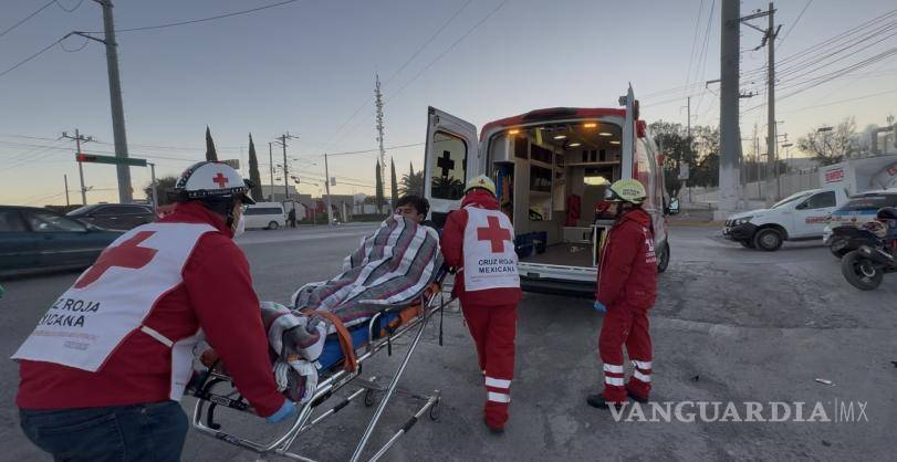 $!Paramédicos de la Cruz Roja auxiliaron al joven lesionado en el lugar del percance.
