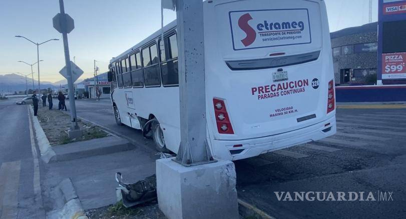 $!Agentes de Tránsito Municipal acudieron al lugar para coordinar el retiro del vehículo accidentado.