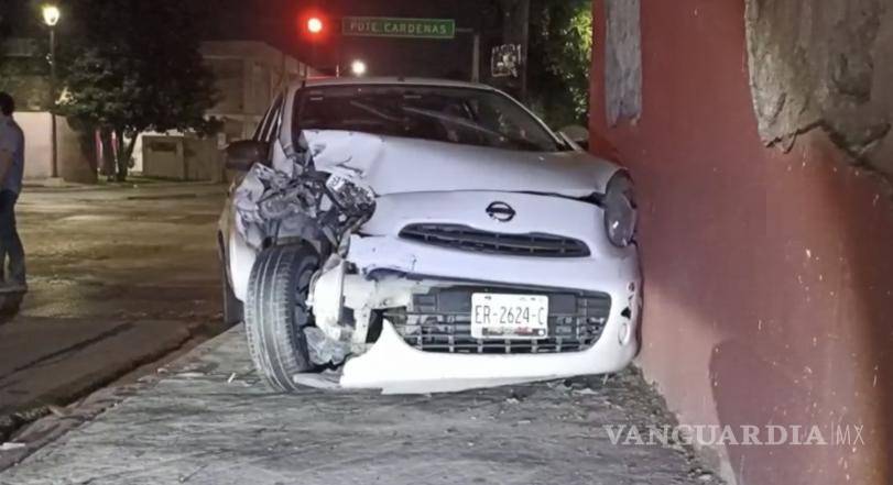 $!El afectado y un taxista siguieron al responsable por varias calles tras el primer choque.