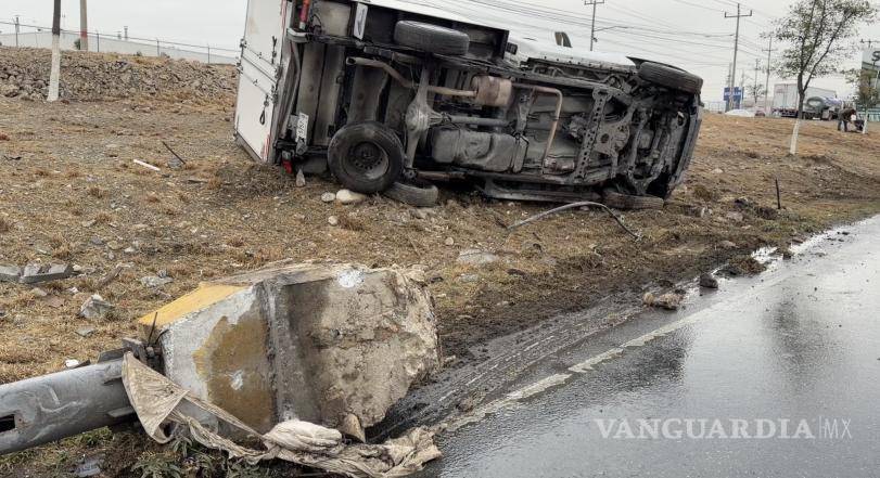$!La camioneta terminó volcada tras impactarse contra una luminaria en el bulevar Miguel Ramos Arizpe.