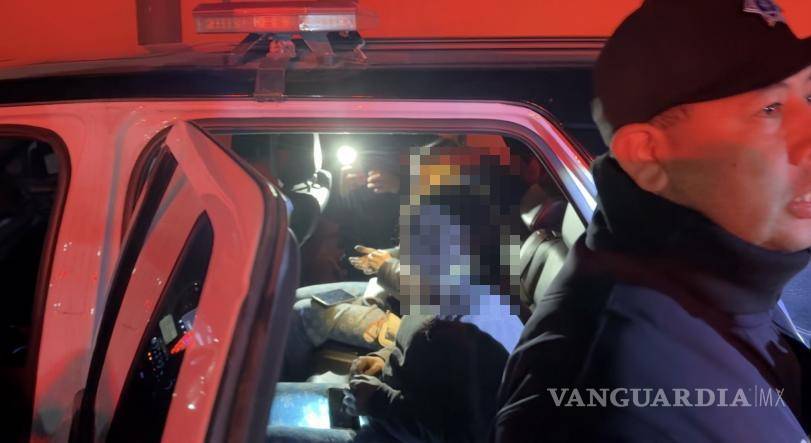 $!Policías municipales resguardaron la zona mientras los cuerpos de emergencia realizaban las maniobras.