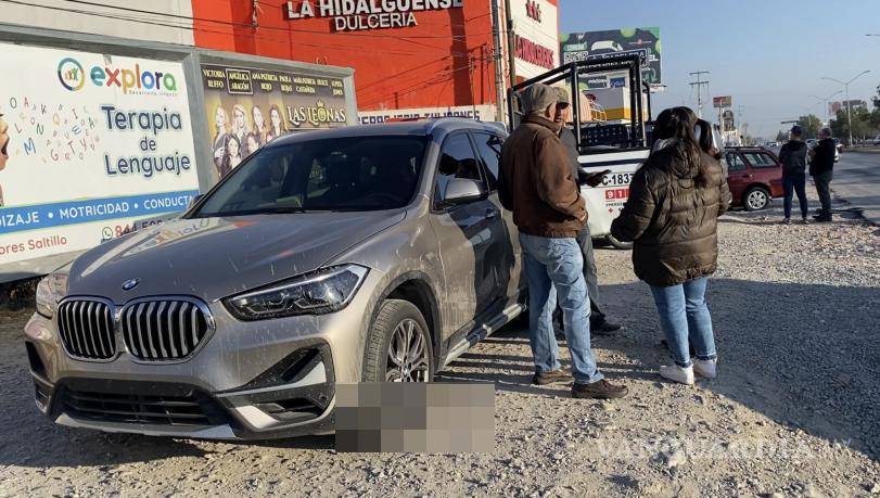 $!Elementos de Tránsito Municipal investigan el incidente mientras se revisan las cámaras de seguridad de la ciudad.