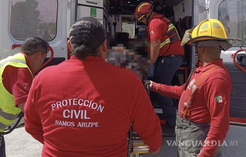 $!El motociclista fue trasladado a la Clínica Dos del IMSS tras caer al canal en Ramos Arizpe.