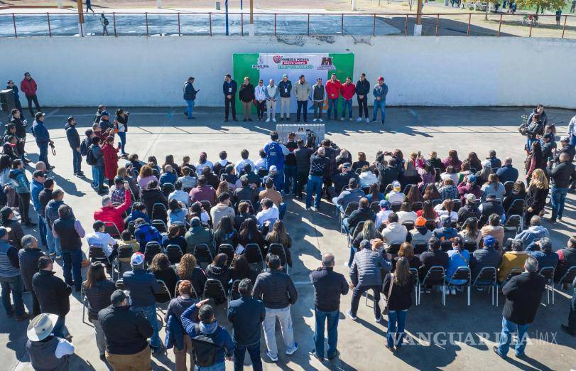 $!Niños y jóvenes de Monclova presencian la colocación de la primera piedra del campo de tiro.