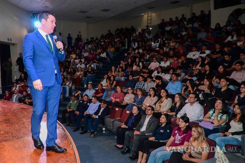 $!Federico Fernández invitó a los alumnos a sumarse a los grupos ciudadanos de seguridad.