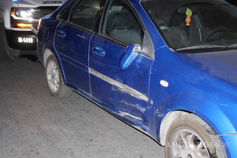 $!El vehículo Chevrolet Malibú circulaba de sur a norte cuando el afectado pegó sobre el costado lateral derecho.