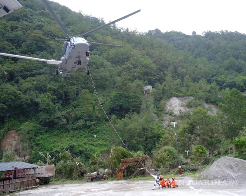 $!Los rescatistas utilizan un helicóptero para evacuar a los heridos en el condado de Luding, prefectura de Ganzi, provincia de Sichuan, China.