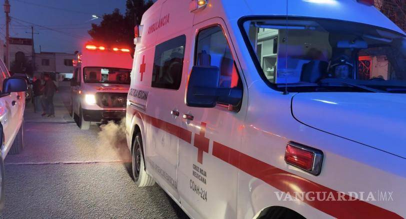 $!Personal de la Cruz Roja atendió a las jóvenes por intoxicación tras inhalar humo.