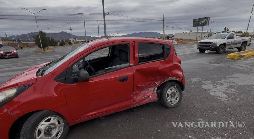 $!Elementos de Tránsito Municipal realizaron labores de abanderamiento en la zona para evitar otro percance mientras se atendía el reporte del accidente.