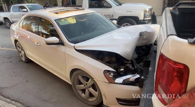 $!Daños materiales dejó el choque contra una camioneta estacionada frente a un comercio.