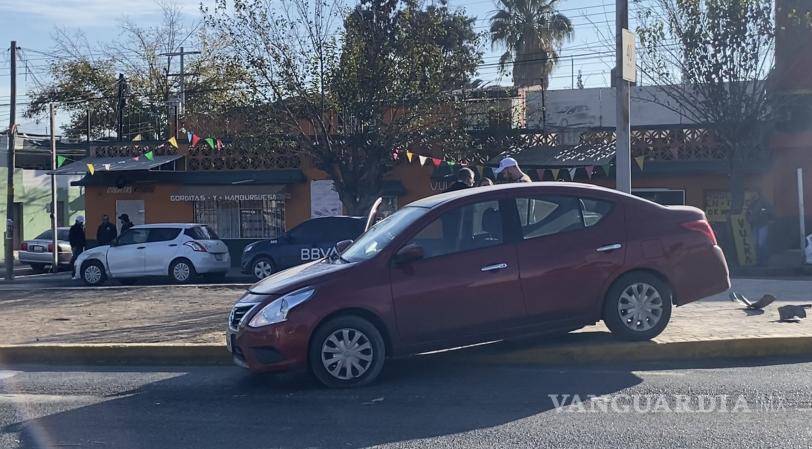 $!El Nissan Versa, que tenía el derecho de paso, terminó subiendo al camellón central luego del impacto con el Suzuki Swift.