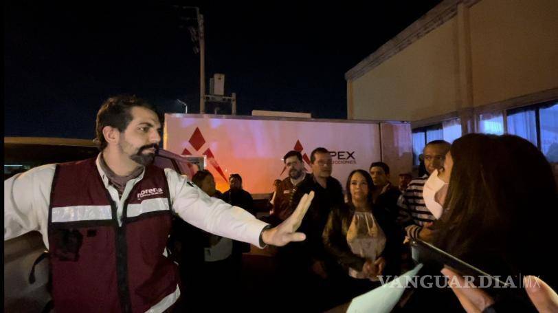 $!La abogada confrontó a Antonio Atollini Murra, quien le respondió que su reclamo estaba bien.