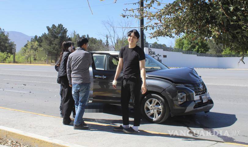 $!El joven conductor de nacionalidad coreana resultó con una herida en la mano derecha tras el impacto.