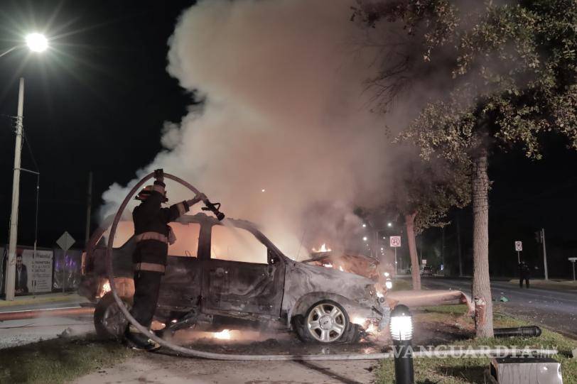$!El auto se incendió por completo.