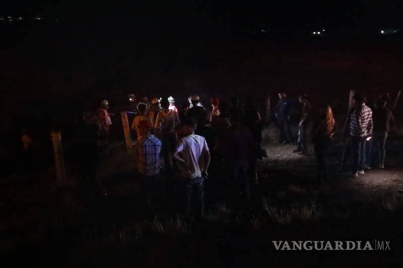 $!Al lugar llegaron familiares de los accidentados, quienes se encontraban devastados por el deceso de los jóvenes.