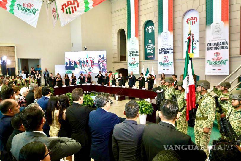 $!La ceremonia de entrega de preseas a la Ciudadanía Distinguida 2025 se realizó en la Plaza Peñoles del Museo Arocena.