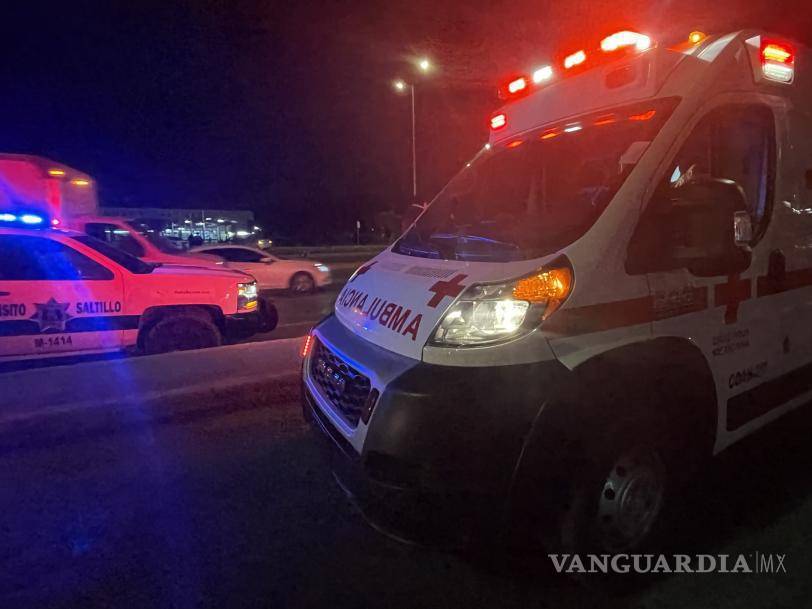 $!Cuerpos de emergencia se apersonaron al lugar y tras realizar maniobras para el rescate del lesionado lo trasladaron a un hospital.