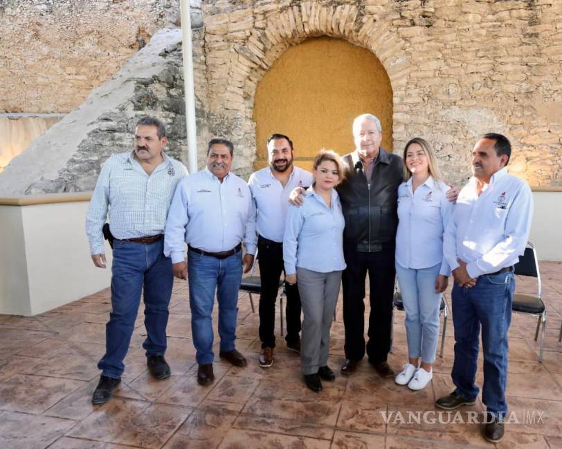 $!Representantes del gobierno municipal y el SUTESMS, junto al alcalde, celebran la reinauguración del renovado Salón Burócratas.